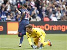 Neymar slaví gól PSG, na zemi bezmocný branká Angers Ludovic Butelle.