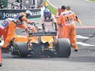 Fernando Alonso opoutí havarovaný vz pi Velké cen Belgie.