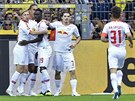 Hrái Lipska slaví rychlý gól proti Dortmundu.