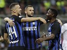 Ivan Perišič z Interu Milán (vlevo) slaví se spoluhráči gól v utkání proti FC...