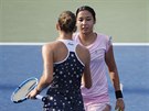 Zarina Dijasová gratuluje Karolín Plíkové k postupu do druhého kola US Open.