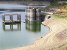 Pruhy na betonov�ch prvc�ch �doln� n�dr�e pitn� vody V�r d�vaj� tu�it, o kolik...