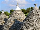 Typické stavby s kuelovitými stechami  trulli  v Alberobellu