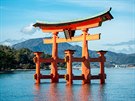 Brána torii patící k svatyni Icukuima. Na japonském ostrov Icukuima je...