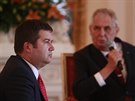Ministr zahranií a vnitra Jan Hamáek poslouchá projev Miloe Zemana k eským...