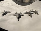 Dva norské letouny F-35 (vlevo) a dva americké stroje F-22 Raptor bhem cviení...