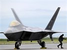 Letoun F-22 po pistn na zkladn Orland v Norsku