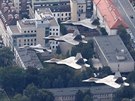 Letouny F-22 ve formaci veden strojem F-16 pi prletu nad Varavou