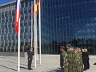 eská vlajka ped bruselskou centrálou NATO staena na pl erdi pi piet za...