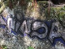 Graffiti na jedn ze skal.