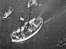 Amundsenova lo Maud krátce po vyplutí z pístavu v americkém Seattlu na...