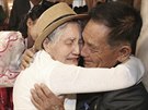 Jihokorejka Lee Keum-seom (92) objímá svého syna Ri Sang Chola (71), který ije...