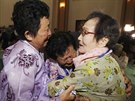 Po tém sedmdesáti letech se poprvé setkali píbuzní, které rozdlila Korejské...
