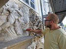 Restaurátor Tomá Skalík istí fragmenty unikátního portálu Knurrova paláce ve...