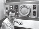 Ivan Uhlí v druhé polovin 60. let ped technickým indikátorem radaru RL-2D v...
