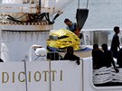 Migranti ekající na vylodní z Diciotti v sicilském pístavu Katánie (22....