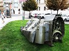 Umělec David Černý umístil na náměstí Kinských v Praze 5 torzo tanku k 50....