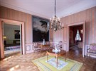 Takzvaný Druhý salon zdobí rakouské vykládané stolky a holandský lustr.