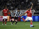 Eduardo Salvio z Benfiky Lisabon promuje penaltu v utkání proti PAOK Solu.