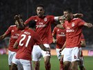 Fotbalisté Benfiky Lisabon slaví gól v utkání proti PAOK Soluň.