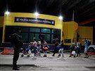 Policisté dohlíejí na venezuelské imigranty v brazilském pohraniním msteku...