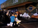 Venezuelci staví stany, aby mohli spát pi ekání na hraniní kontrolu doklad...