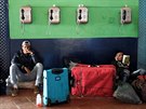 Venezueltí imigranti ekají na autobusovém nádraí v msteku Pacaraima poté,...