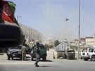 Vrtulník přilétá k obklíčenému úkrytu příslušníků Tálibánu v afghánském Kábulu,...
