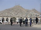 Afghántí dstojníci stojí nedaleko obklíeného úkrytu písluník Tálibánu ve...