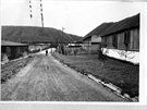Pohled na hlavní bránu vznice v roce 1968, vpravo uprosted budova kázeských...