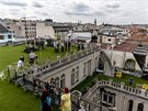Jako na louce, stechu Paláce Lucerna zakryl umlý trávník. (28.08.2018)