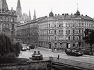 Snmek zachycujc v srpnu 1968 tank okupant na stri na dleitm most u...