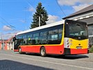 Mstský autobus má omezova na osmdesát kilometr za hodinu.