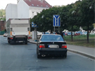 Poltí výtrníci v erném aut stílejí na chodce v Náchod (23.8.2018).
