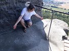 Petr Jen� ukazuje rytiny, kter� po�kodily p��mo skaln� hrad Dr�bsk� sv�tni�ky....