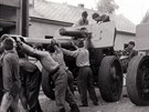 Turnovtí vojáci instalují 22. srpna 1968 do vrat kasáren houfnice.