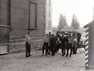 Turnovtí vojáci instalují 22. srpna 1968 do vrat kasáren houfnice.