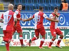 Slávistití fotbalisté se radují z gólu Ondeje Kúdely (vpravo).