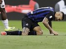 Mauro Icardi z Interu Milán leží na hřišti během utkání proti Turínu.