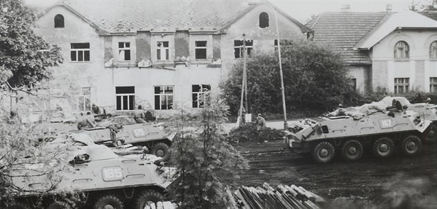 Sovětská technika před bývalým hotelem Alma, který okupanti vybydleli a musel...