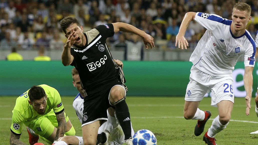 Klaas Jan Huntelaar z Ajaxu padá ve vápně Dynama Kyjev. Vpravo je Mykyta Burda