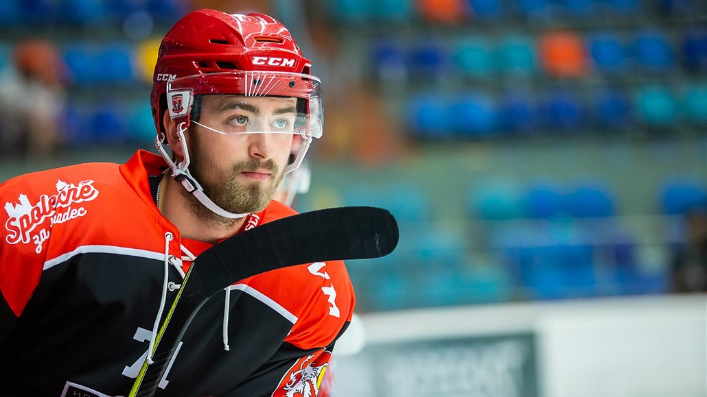Chalupa míří z Hradce do NHL, na dva roky se upsal Chicagu