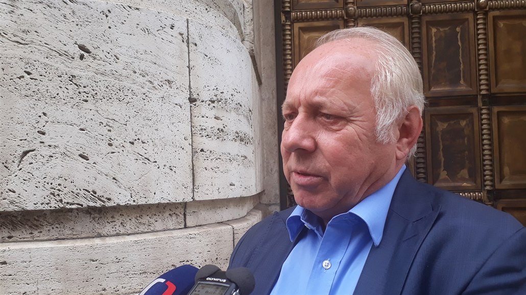 Zleva �éf �MKOS Josef St�edula, premiér Andrej Babi� a �éf Asociace samostatných odbor� Bohumír Dufek