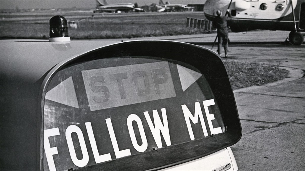 �ánrová fotografie s vozem FOLLOW ME na podvozku �kody 1201, na pozadí s...