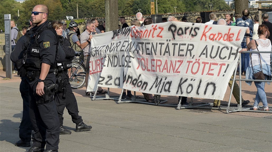 �Nejen atentátník, ale i va�e bezb�ehá tolerance zabíjí,� hlásá transparent...