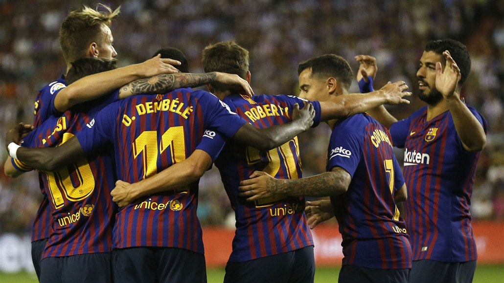 Fotbalisté Barcelony se radují z gólu, který Valladolidu vstřelil Ousmane...