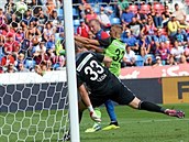 Plzeňský Michael Krmenčík střílí druhý gól do sítě Mladé Boleslavi.