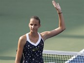 Karolína Plíšková zdraví diváky po výhře v prvním kole na US Open.
