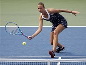 Karolína Plíšková dobíhá míček v utkání prvního kola US Open.