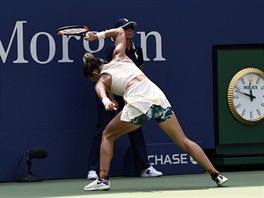 Simona Halepov mlt vztekle raketou v utkn prvnho kola US Open proti Kaie...